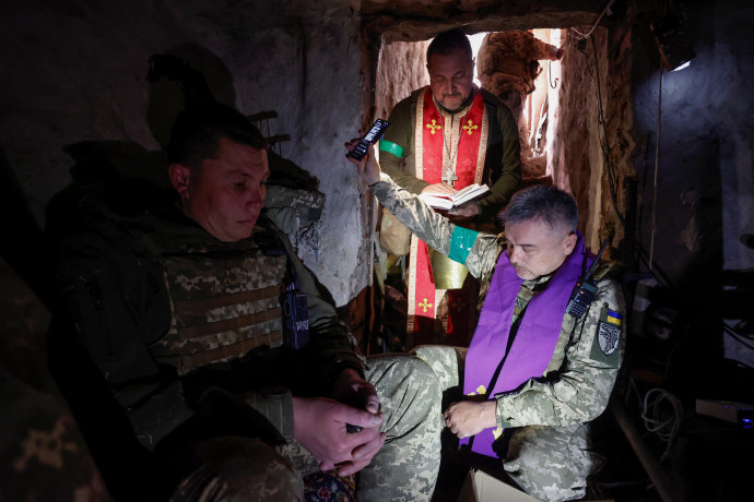 Harkiv közelében, a frontvonalon emlékeznek meg a húsvétról ukrán katonák – Fotó: Serhii Nuzhnenko / Reuters