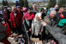 Katonák rózsafüzérrel, papok szenteltvízzel – így ünnepli Ukrajna az ortodox húsvét vasárnapját