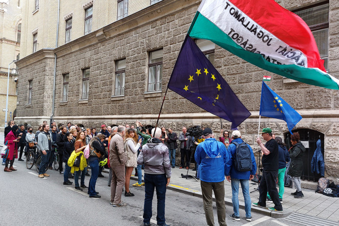 A börtön előtt tüntettek G Rasért, a letartóztatott ligetvédő aktivistáért