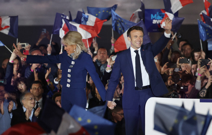 Emmanuel Macron és felesége, Brigitte érkezik az újraválasztott elnök győzelmi beszédének helyszínére – Fotó: Thomas Coex / AFP