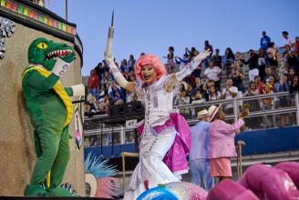 Krokodillá változtatta az oltás Bolsonarót a São Pauló-i karnevál egyik kocsiján