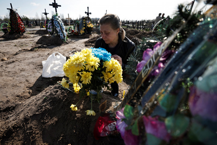 Gyászoló anya Bucsánál, a tömegsírokban elfedett áldozatok újratemetése után – Fotó: Zohra Bensemra / Reuters