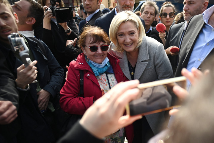 Marine Le Pen egy szimpatizánsával fotózkodik kampányeseményén 2022. április 8-án – Fotó: Lionel Bonaventure / AFP