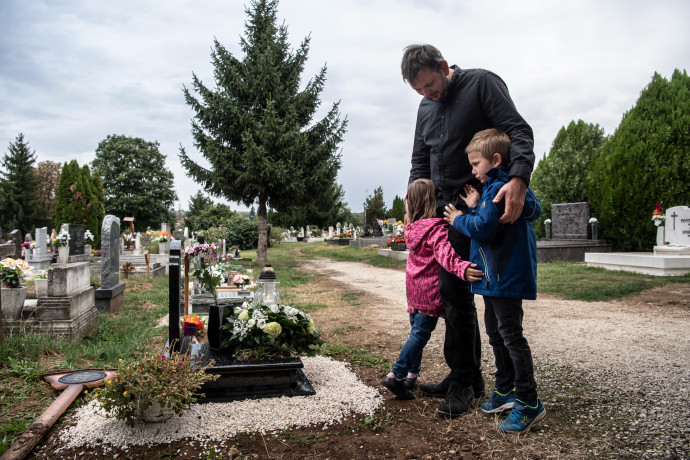 Covidban elhunyt anya családját bemutató fotósorozatával nyert nagydíjat a Telex fotósa