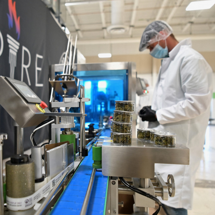 Egy mai példa arra, hogy a rengeteg robot mellé még több ember kell