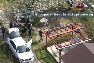 Drónt is bevetett, és akciófilmet forgatott a rendőrség egy érdi férfi elfogásáról, aki az ágyneműtartóból került elő
