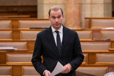 Hollik: Semmilyen tisztséget nem viselhet az, aki nem tesz esküt a parlament alakuló ülésén