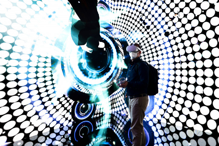 Egy látogató a Meta Oculus Quest2 VR szemüvegét viseli a barcelonai Mobile World Congressen március 3-án – Fotó: Joan Cros / NurPhoto / AFP