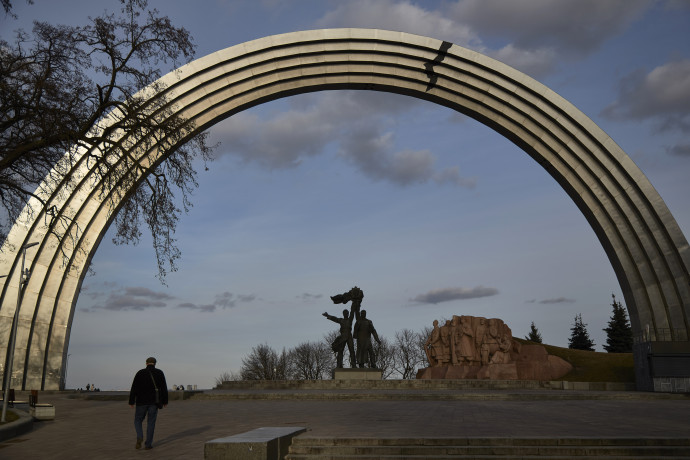 A kijevi Népek barátsága emlékmű 2022. február 23-án – Fotó: Pierre Crom / Getty Images