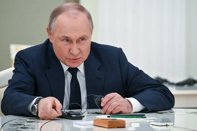 Putyin szerint nincsenek harcok Mariupolban, a civilek bármikor békében elhagyhatnák az ipari területet