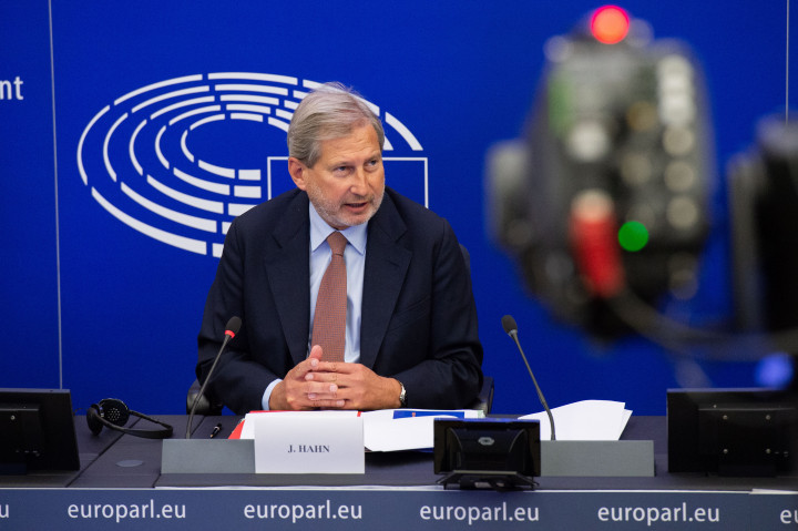 Johannes Hahn – Fotó: Brigitte HASE / Európai Parlament