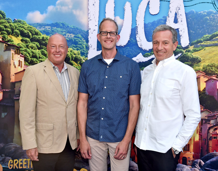Bob Chapek, a Walt Disney vezérigazgatója, Pete Docter, a Pixar ügyvezető igazgatója és Bob Iger, a Walt Disney ügyvezető elnöke érkezik egy vetítésre Hollywoodban 2021 júniusában – Fotó: Alberto E. Rodriguez / Getty Images / Disney