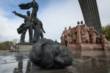 Elbontották az orosz–ukrán barátságot szimbolizáló szovjet emlékművet Kijevben