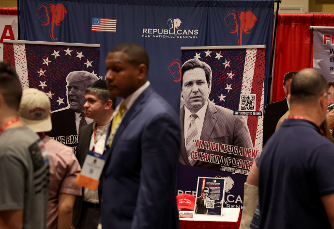 Donald Trump és Ron DeSantis floridai kormányzó plakátjai lógnak egz konzervatívokat megcélzó politikai konferencián 2022. február 24-én a floridai Orlandóban – Fotó: Joe Raedle / Getty Images / AFP