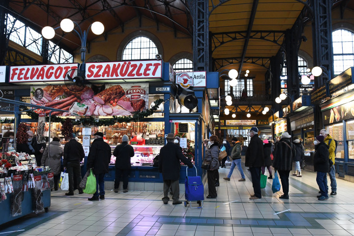 Vásárlók a budapesti Fővám téri csarnokban januárban Fotó: Melegh Noémi Napsugár / Telex