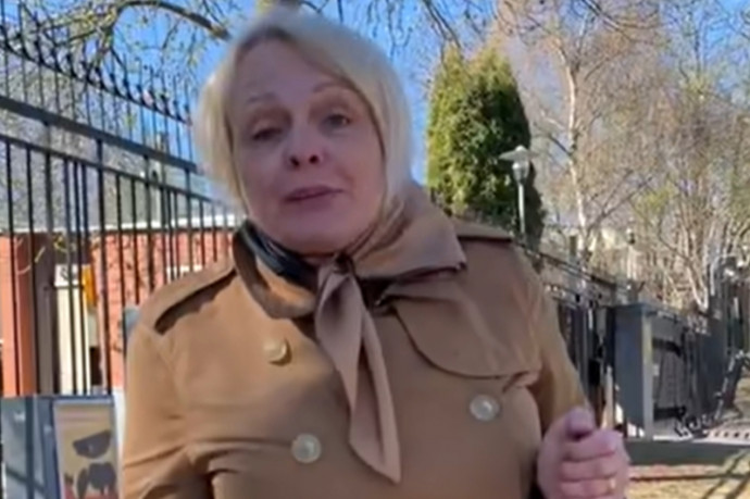 Megtaposta az ukrán zászlót egy orosz nő Svédországban, majd ócsárolni kezdte az őt rajtakapó ukrán járókelőt