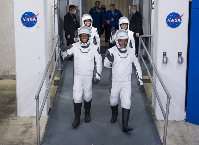 Robert Hines (b), Kjell Lindgren (j), Jessica Watkins (hátul, b), a NASA űrhajósai, valamint az olasz Samantha Cristoforetti, az Európai Űrügynökség (ESA) űrhajósa, a Crew-4 küldetés tagjai a SpaceX amerikai űrkutatási magánvállalat Crew Dragon személyszállító űrhajójának felbocsátása előtt a Cape Canaveral-i Kennedy Űrközpontban 2022 április 27-én – Fotó: Aubrey Gemignani / NASA