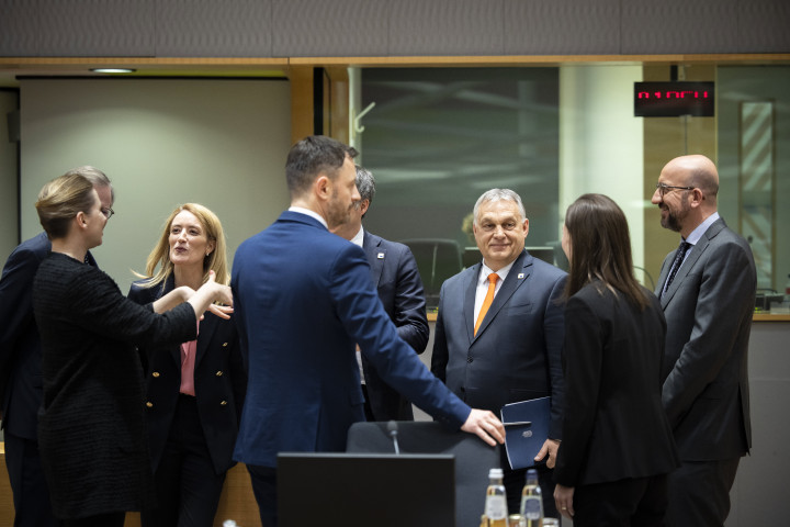 Orbán Viktor miniszterelnök, Charles Michel, az Európai Tanács elnöke és Roberta Metsola, az Európai Parlament elnöke az EU-tagországok állam-, illetve kormányfőinek kétnapos csúcstalálkozóján Brüsszelben 2022. március 24-én – Fotó: Fischer Zoltán / MTI