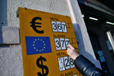Gyengült a forint, napközben 380 forintba is került egy euró