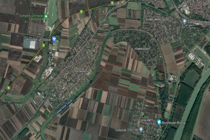 A Gyálai-Holt-Tisza Szegeden. A kép jobb felső részén van Klebelsberg-telep, ahol a legszennyezettebb a meder – Forrás: Google