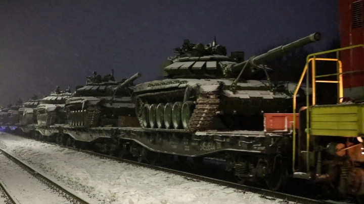 Orosz harckocsik vonaton a Belaruszban tartott hadgyakorlat után február 18-án, néhány nappal az ukrajnai invázió előtt – Fotó: Orosz Védelmi Minisztérium / EyePress / AFP