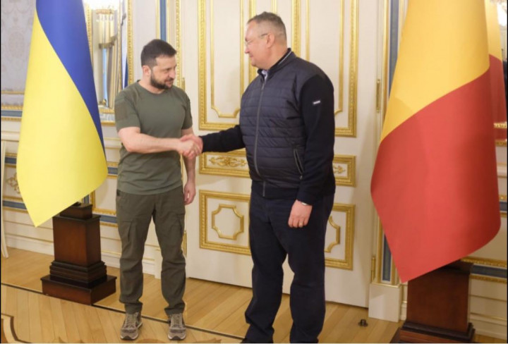 Nicolae Ciucă román kormányfő (jobb oldalon) kedden találkozott Kijevben Volodimir Zelenszkij ukrán elnökkel – Forrás: Nicolae Ciucă Facebook-oldala
