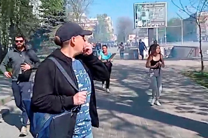 Az orosz csapatok könnygázt vetettek be az ukrán tüntetők szétoszlatására az oroszok által megszállt Herszon városában – Fotó: Video Obtained / Reuters