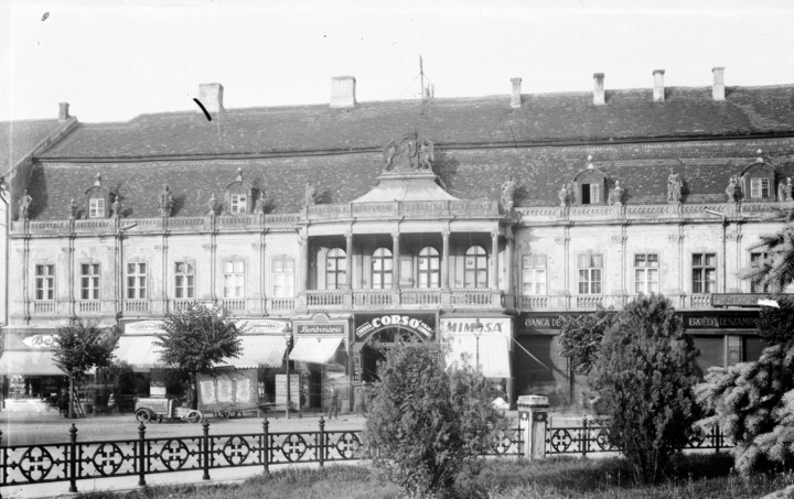 A Bánffy-palota homlokzata a két világháború között. A főbejárat fölött látszik a Corso mozi cégére – Forrás: a Kolozs Megyei Könyvtár online gyűjteménye