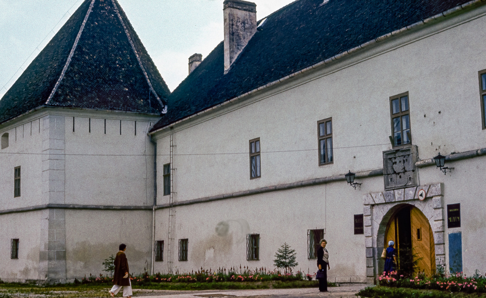 A Mikó-vár bejárata, felette az 1714-es építésre utaló táblával – Fotó: Puskás László hagyatéka / Azopan Fotóarchívum