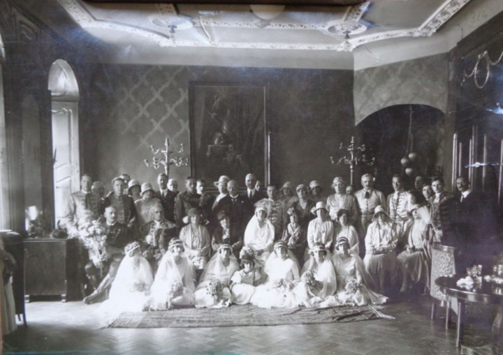 A díszes esküvői fotón a menyasszony, Blomberg Karola háta mögött áll Bánffy Dénes. A kép az esküvő napján a Bánffy-palotában készült – Forrás: Lucian Nastasa-Kovács magángyűjteménye