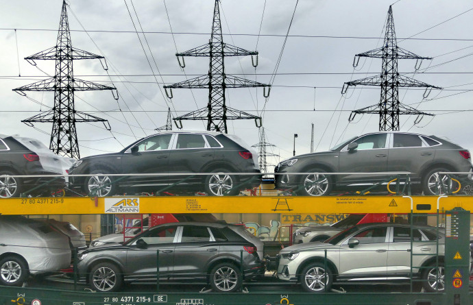 Gyõr, 2022. február 25. Az Audi Hungaria Zrt. győri gyárában készült, védőfóliával befedett vadonatúj személygépkocsik szállításra várva a Győr-Gyárváros MÁV-állomás teher pályaudvarán, speciálisan személyautók vasúti szállítására tervezett, kétszintes vagonokra rendezve. MTVA/Bizományosi: Jászai Csaba 