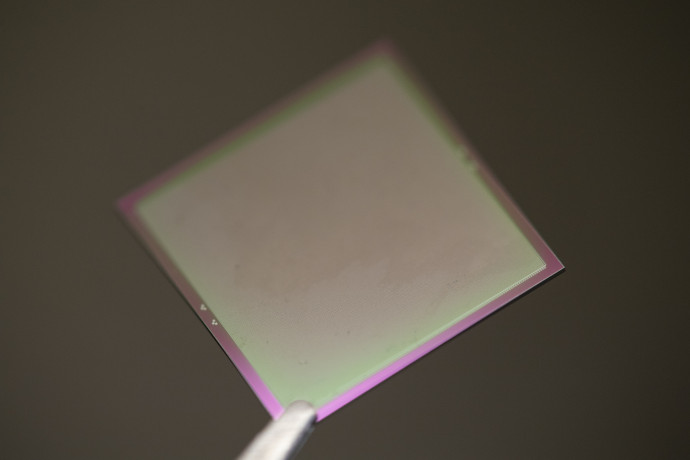 Chip mikroszkópon keresztül gyártási folyamat közben a Barcelonai Mikroelektronikai Intézetben (IMB-CNM) a Barcelona melletti Bellaterrában, 2022. március 3-án. Fotó: LAGO / AFP