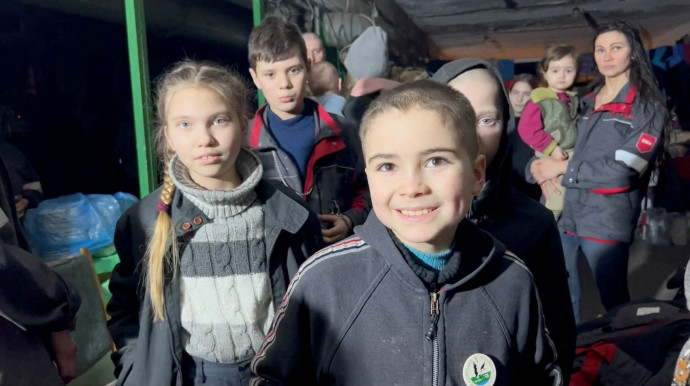 Civilek az Azovsztal acélmű alatti óvóhelyen április 23-án – Fotó: Handout / Reuters