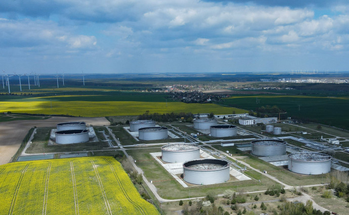 Az oroszországi kőolaj a "Barátság" vezetéken keresztül érkezik az orosz Rosznyeft tulajdonban álló, Schwedtben található olajfinomító tartályaiba – Fotó: Patrick Pleul / dpa / AFP