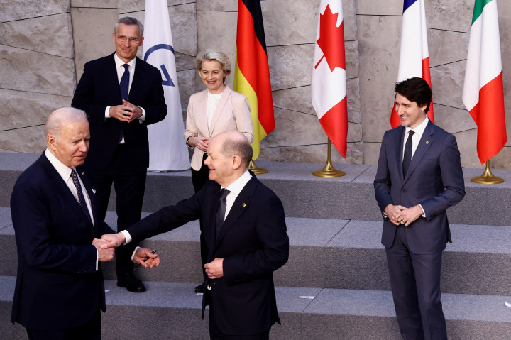 Joe Biden amerikai elnök és Olaf Scholz német kancellár, Jens Stoltenberg NATO-főtitkár, Ursula von der Leyen, az Európai Bizottság elnöke és Justin Trudeau kanadai miniszterelnök a 2022. március 24-i NATO-csúcson – Fotó: Henry Nicholls / AFP