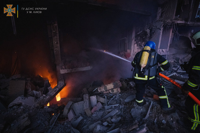 Tűzoltók dolgoznak egy találatot kapott lakóháznál Kijevben – Fotó: State Emergency Service Of Ukraine / Reuters