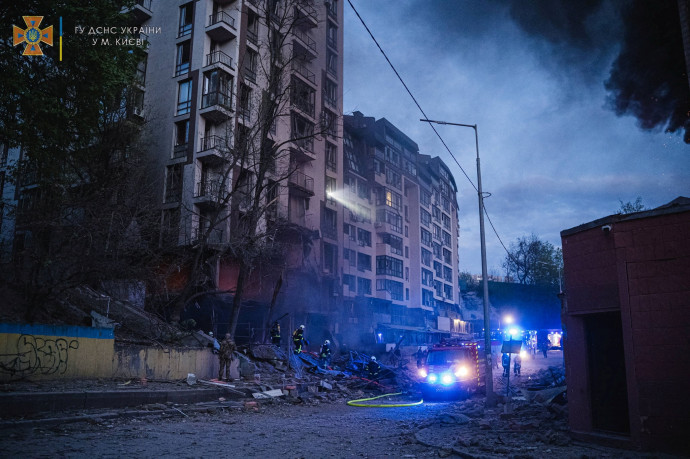 Tűzoltók dolgoznak egy találatot kapott lakóháznál Kijevben – Fotó: State Emergency Service Of Ukraine / Reuters