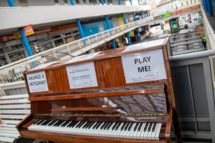 Közösségi zongorát tettek ki a Fény utcai piacra