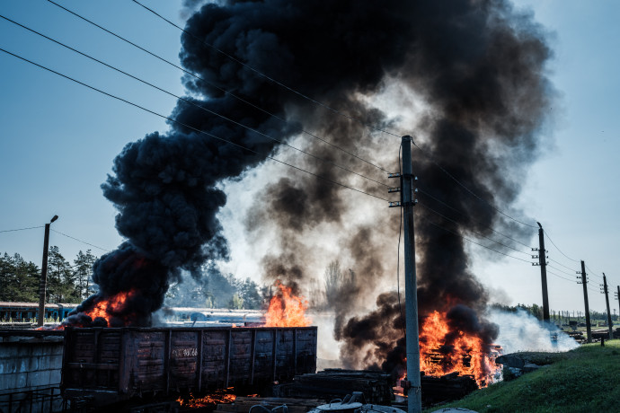 Tehervagonok égnek egy orosz támadás után a kelet-ukrajnai Limanban – Fotó: Yasuyoshi Chiba / AFP