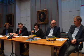 „Minden költőt legalább háromszor kell újraolvasni”