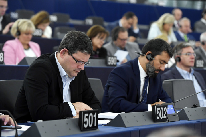 Kósa Ádám (b) és Hidvégi Balázs, a Fidesz EP-képviselői az Európai Parlament plenáris ülésén, Strasbourgban – Fotó: Koszticsák Szilárd / MTI