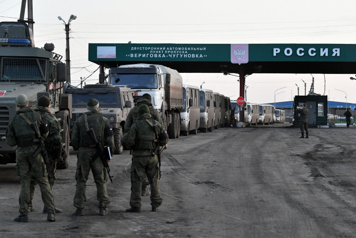 A kelet-ukrajnai Izjumból az oroszországi Belgorod felé tartó evakuációs buszok érkeznek a határra 2022. április 15-én – Fotó: RIA Novosti / Sputnik / AFP