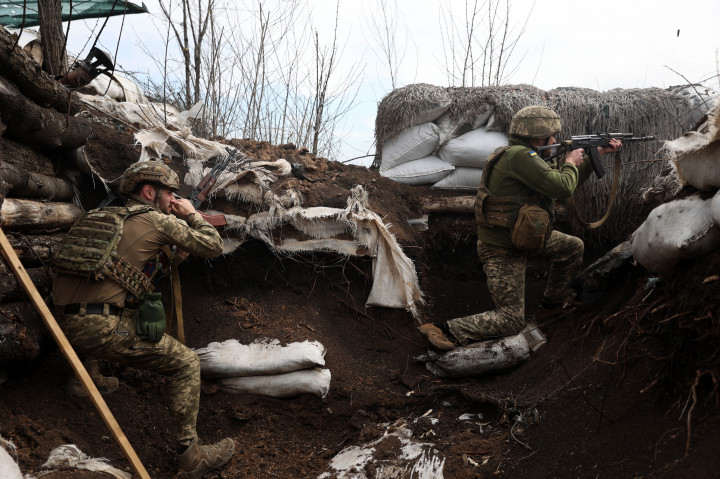 Ukrán katonák védekeznek egy lövészárokban a luhanszki régió frontvonalán 2022. április 11-én – Fotó: Anatolii Stepanov / AFP