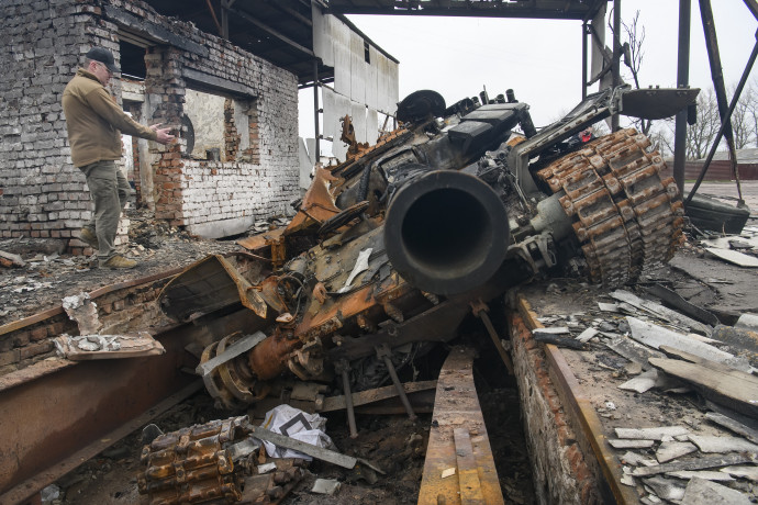 Egy orosz T-72-es romjai Csernyihivben – Fotó: Maxym Marusenko / NurPhoto / AFP