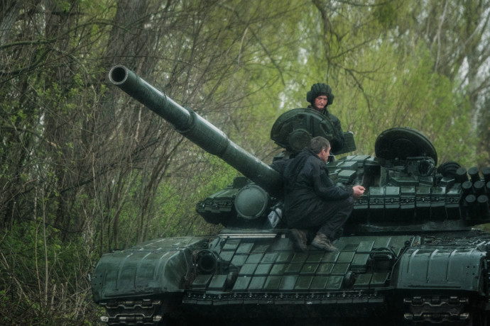 Ukrán katonák egy T-72-es tankon – Fotó: Yasuyoshi Chiba / AFP