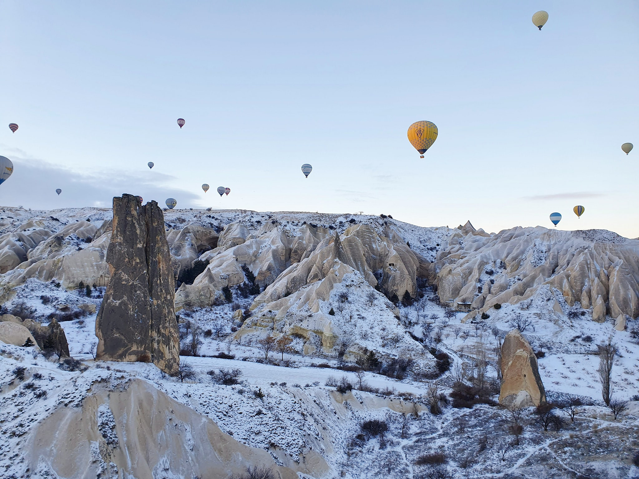 Kappadókia felett a hőlégballonok, természetesen kosárból fotózva – Fotó: Hajós Attila