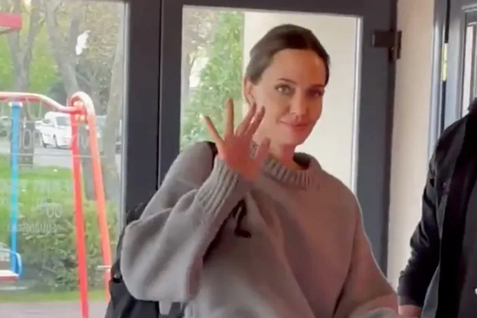 Egy ukrajnai kávézóba ugrott be Angelina Jolie