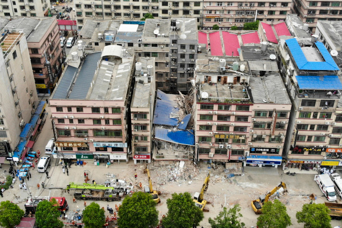 Összedőlt egy nyolcemeletes ház Kínában, sokan péntek óta a romok között rekedtek