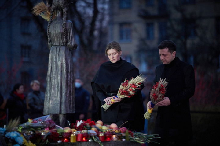 Olena Zelenszka a férjével együtt még 2021. november 27-én, az ukránok ellen elkövetett holodomorról való megemlékezésen – Fotó: Handout / AFP