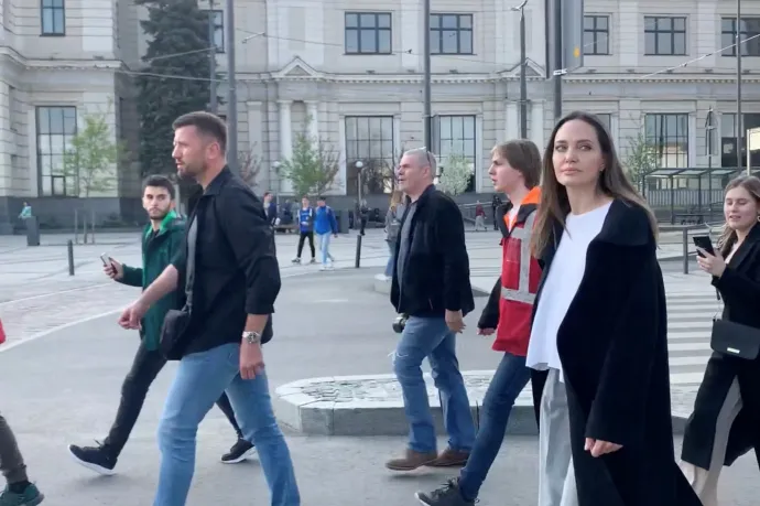 Légvédelmi szirénák szakították meg Angelina Jolie ukrajnai látogatását